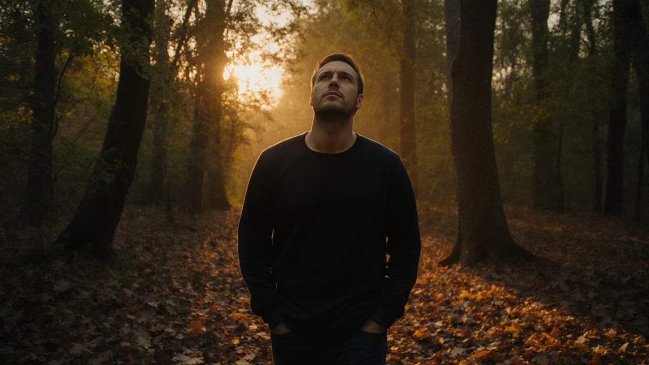 Мужчина спокойно гуляет по лесу без телефона, погруженный в природу.