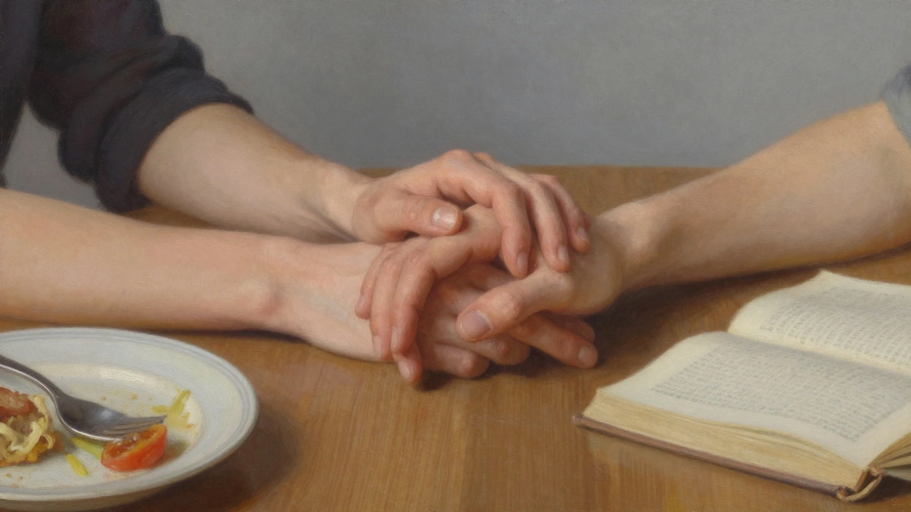 Две руки лежат вместе на деревянном столе, еда и книга рядом — ни лиц, ни слов, только тишина.