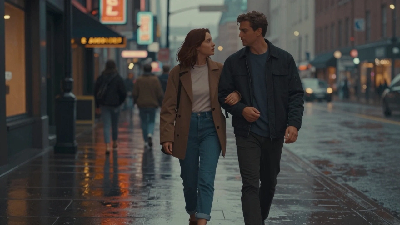 Пара идёт по мокрой городской улице вечером, её рука почти касается его.