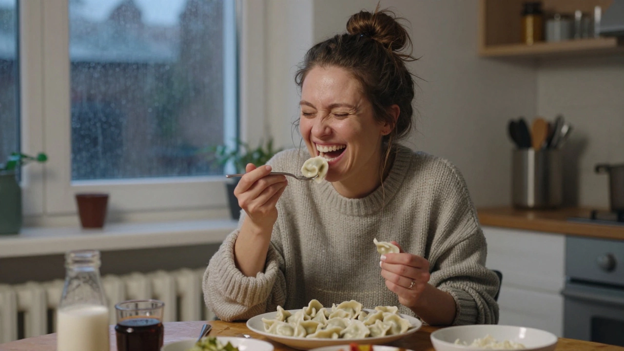 Женщина смеется, ест пельмени ночью, волосы в хвосте, в свитере, на кухне с дождем за окном.
