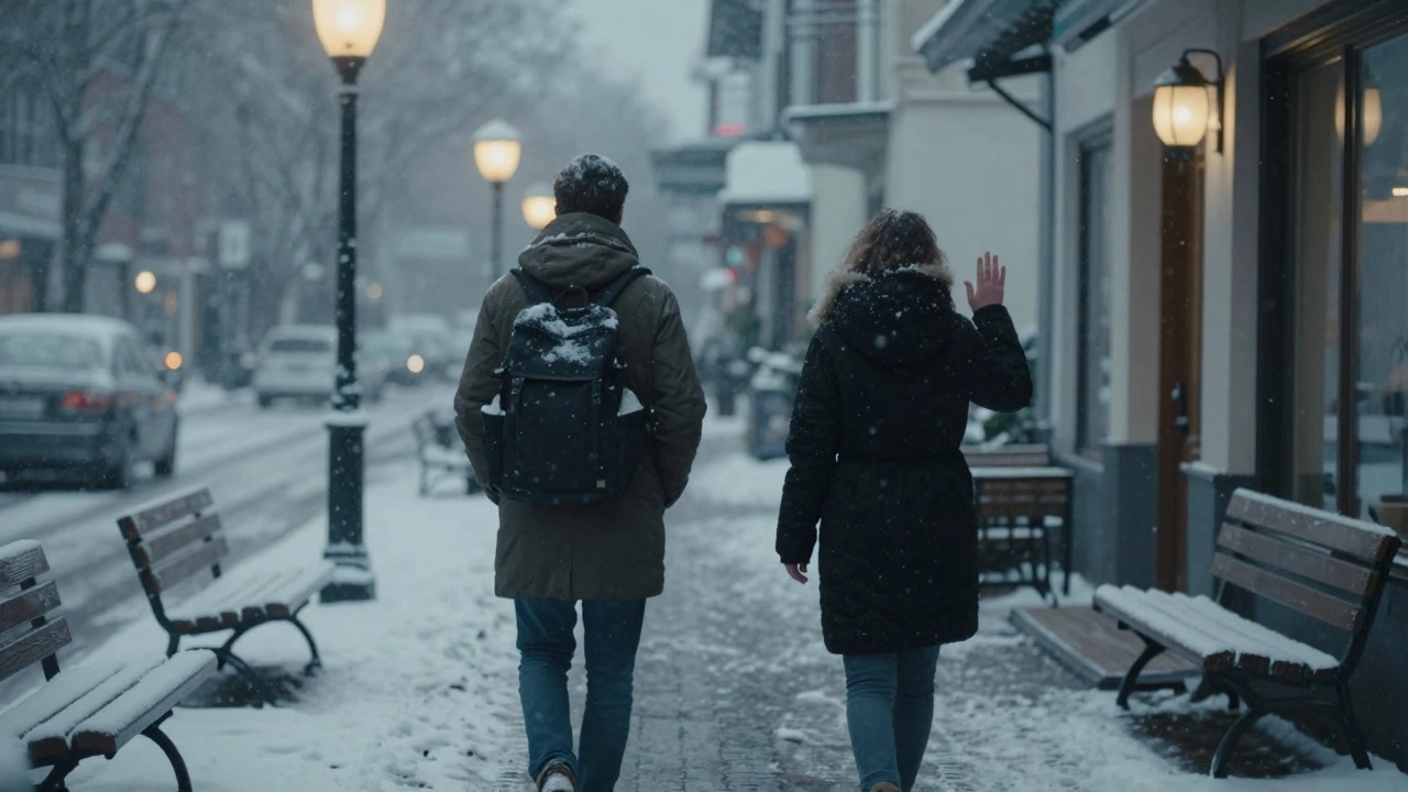 Два человека прощаются зимой у кафе — без объятий, без эмоций, только спокойное расставание.