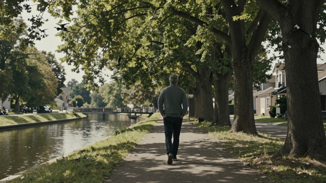 Мужчина гуляет по тихому парку без наушников и телефона, окружённый природой.