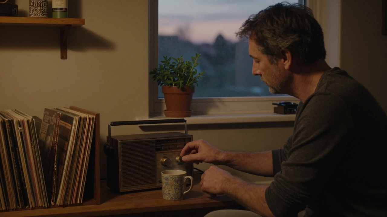 Мужчина настраивает старый радиоприемник в уютной комнате с горшком травы и чашкой чая.