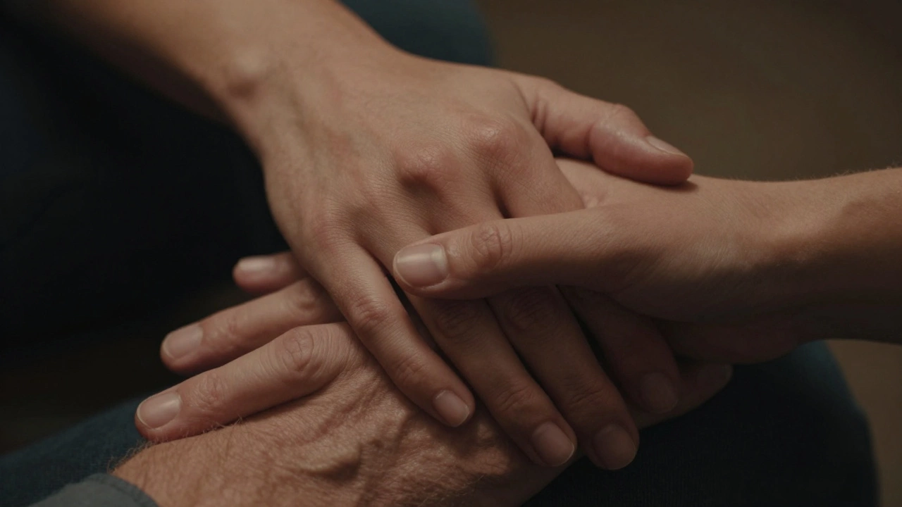 Рука женщины мягко лежит на тыльной стороне ладони мужчины.