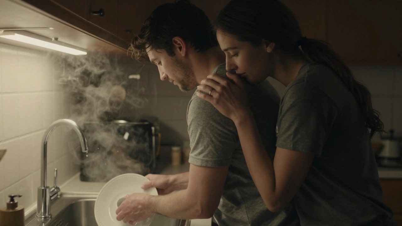 Женщина обнимает мужчину сзади, пока он моет посуду.